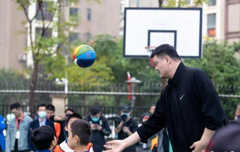 姚明教山区同学打篮球,姚明现场指教周琦