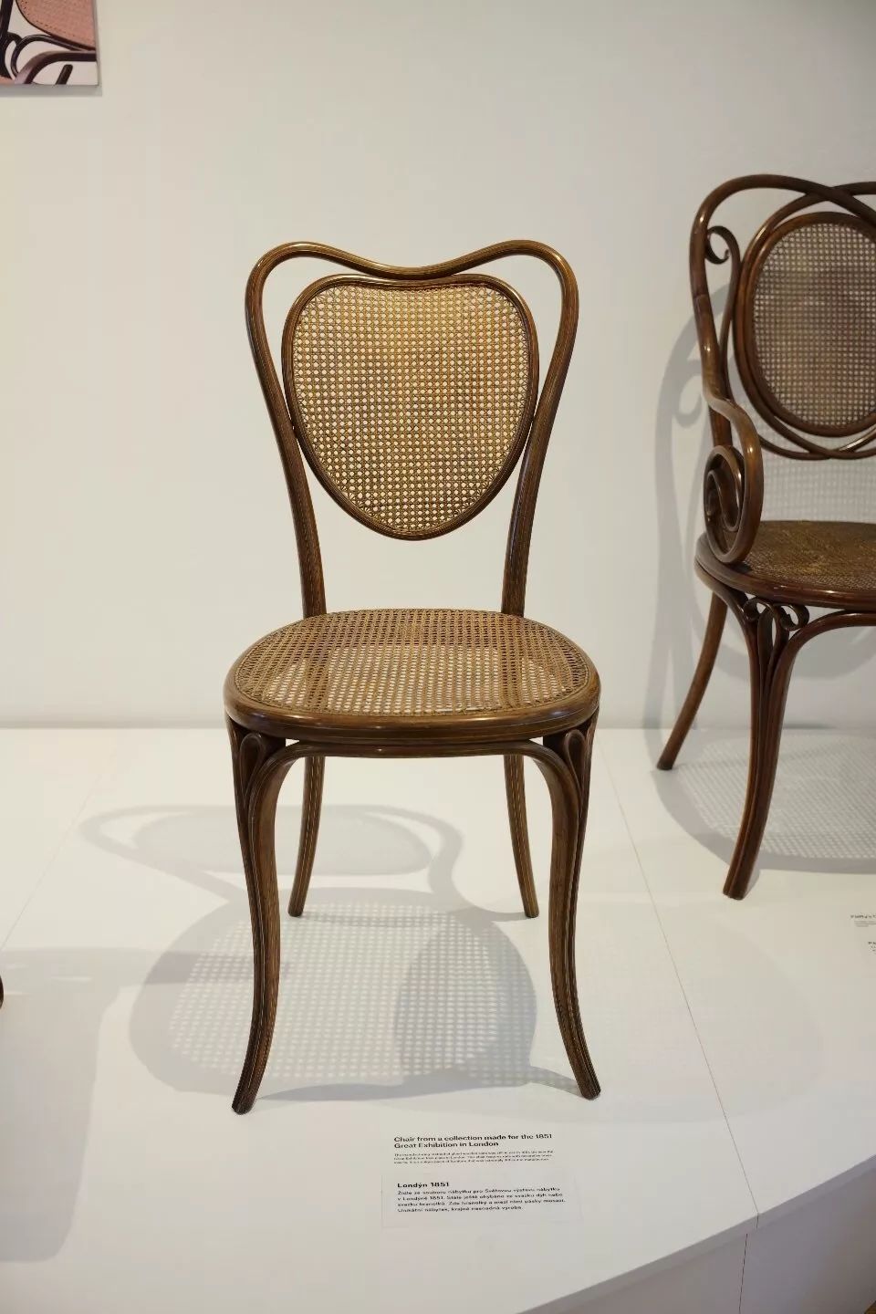 探访TON工厂看经典椅子背后的故事|疯狂24h我们去捷克干了啥？