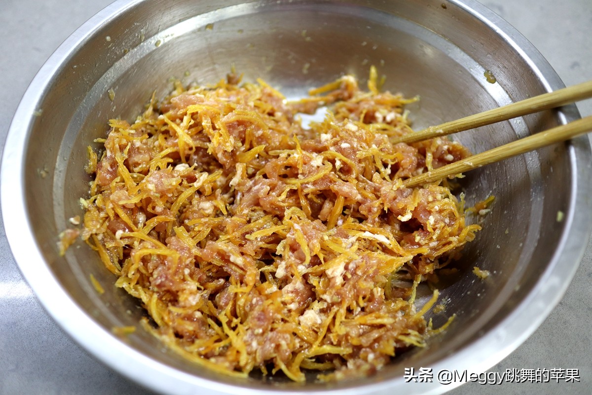 1碗肉馅1个蛋,顺手蒸个鸟巢太阳蛋,香嫩多汁,老公说有老家味儿