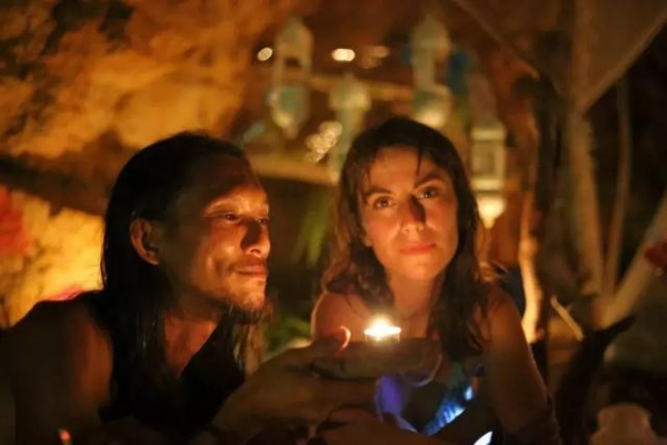 男子投资50万带老婆住山洞,48岁男子卖掉豪宅