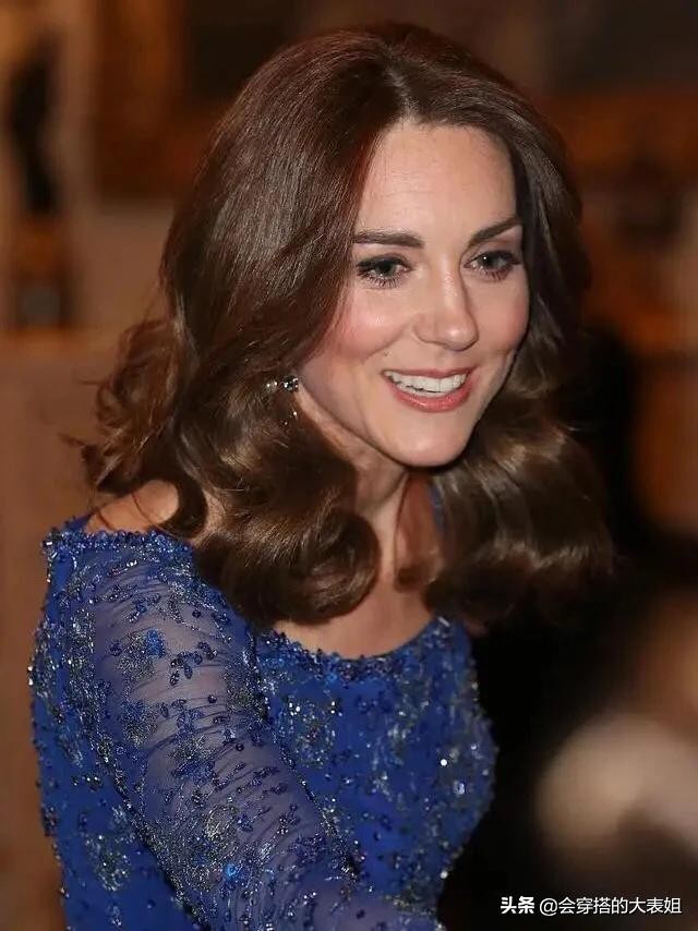 凯特王妃最新的时尚穿搭,英国王妃凯特穿宝蓝色大衣