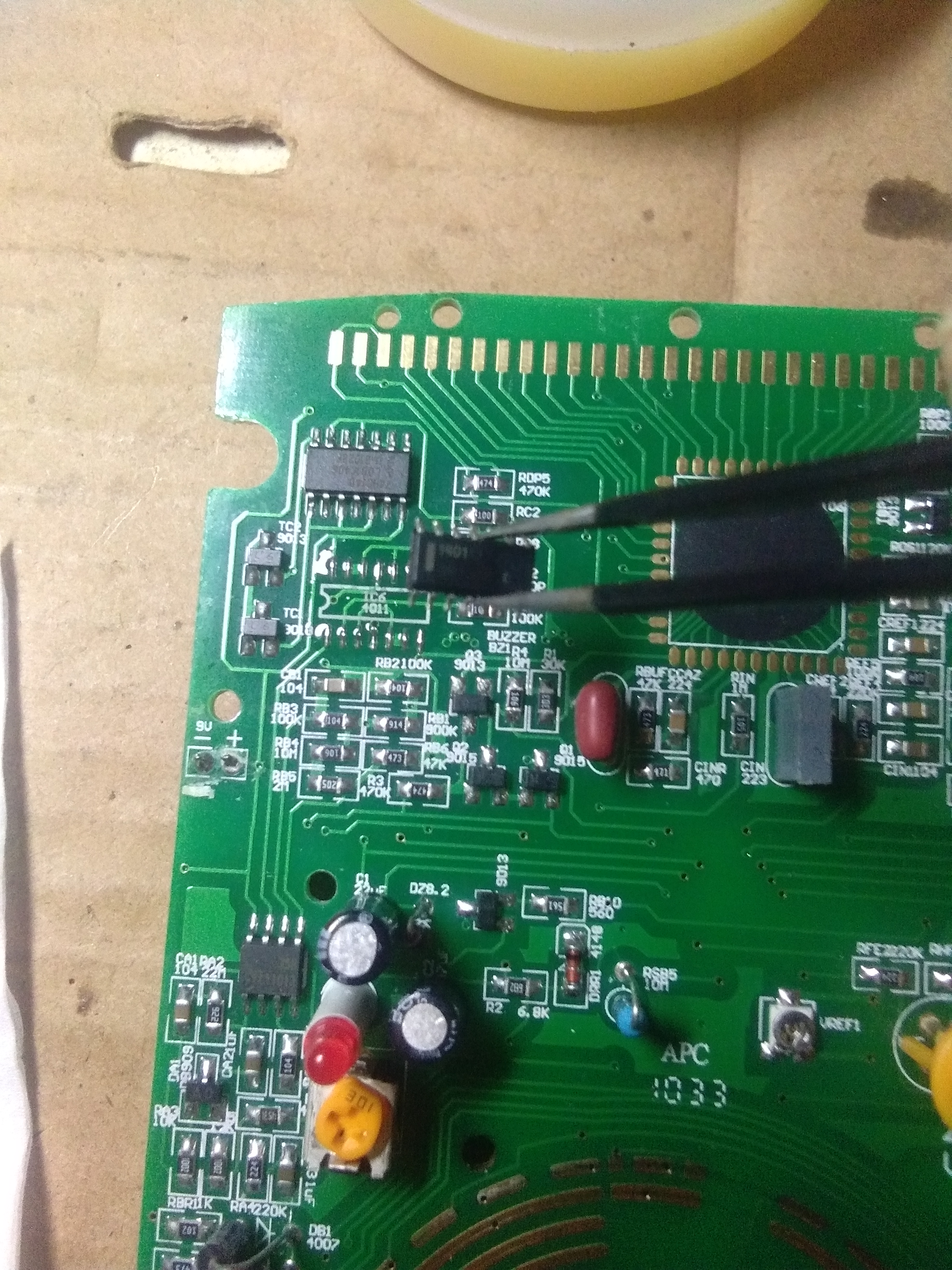 用万用表蜂鸣档测电容一直响,万用表蜂鸣器常响指示灯常亮