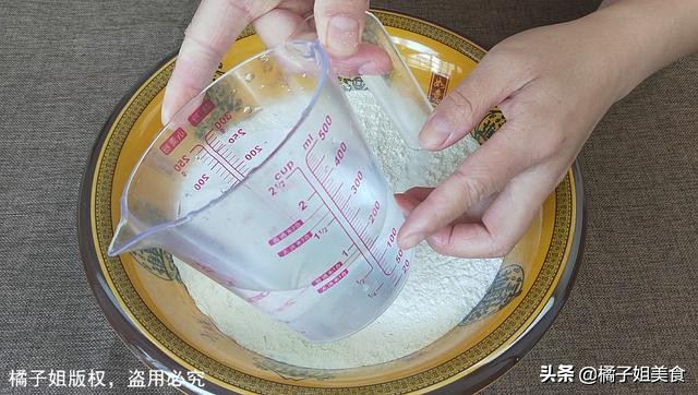 面团松弛的正确方法,面团揉太干发不起来怎么补救