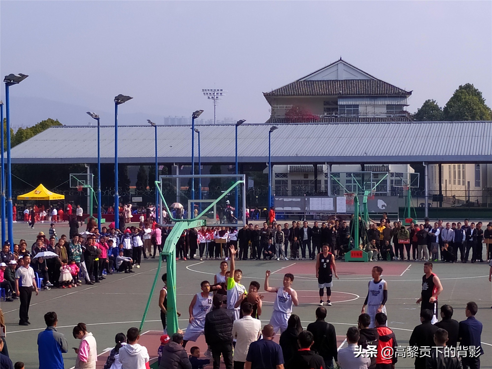 云南腾冲偶遇篮球赛顺便看看腾冲的体育设施如何？