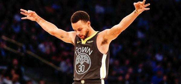 在球场上是投篮还是传球,在球场上应该打什么位置