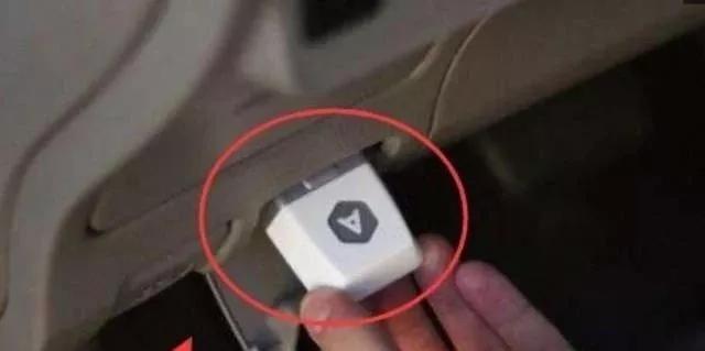 才明白中控台下的插孔难怪修车工“死活”不想说原来一插上变高配