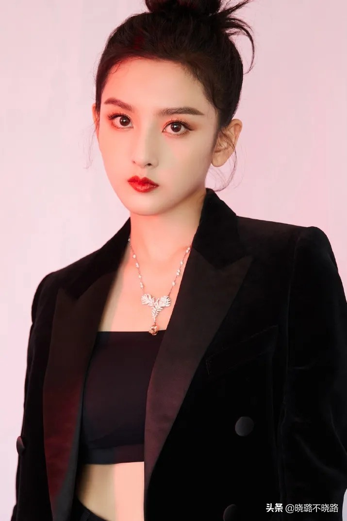 一件黑西装多种穿法,教你最实用的西装穿搭技巧