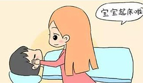 宝宝一吃母乳就睡觉，该不该叫醒他？这些回答告诉你