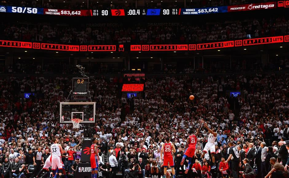 小卡抢七压哨绝杀76人,小卡绝杀76人小卡采访