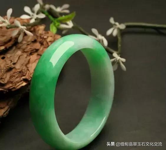 怎么辨别翡翠手镯好坏图解,翡翠手镯好坏最简单方法
