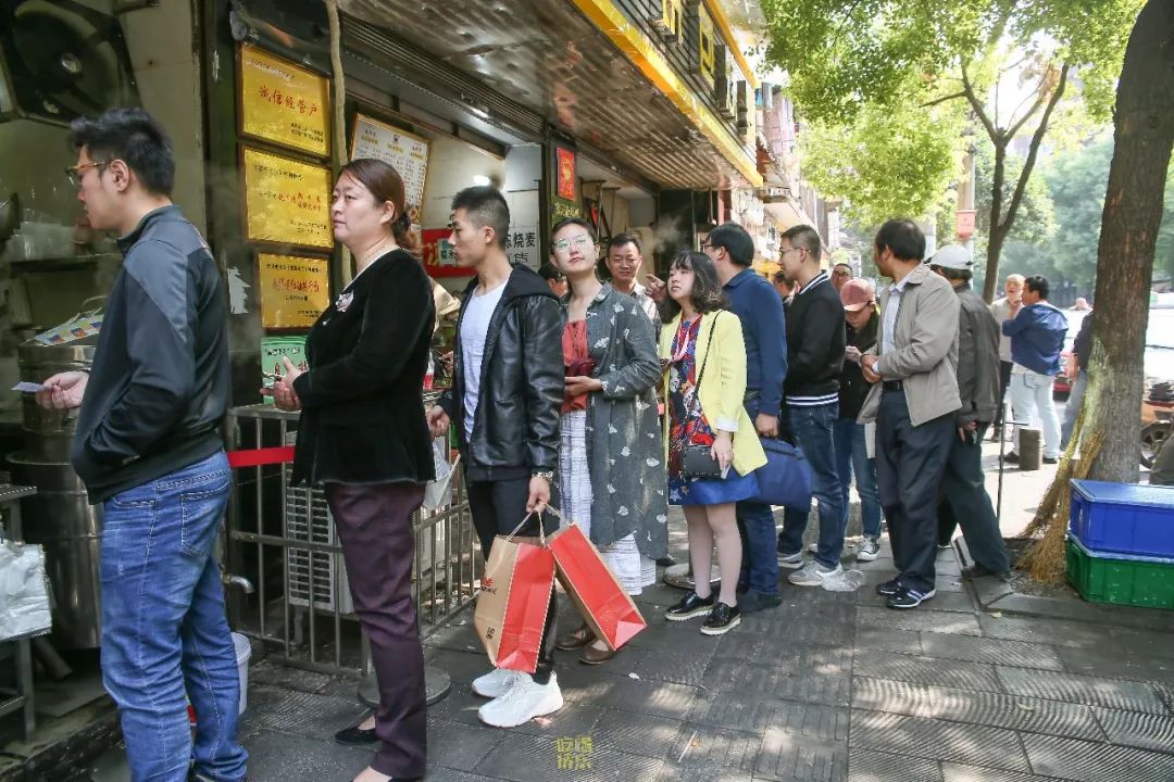排队两小时，吃饭十分钟？传说中的老字号，真的值得排队吗？