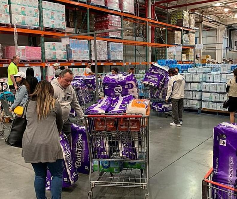 澳民众因病毒在全国范围恐慌抢购，有人抢240卷厕纸，超市被扫空