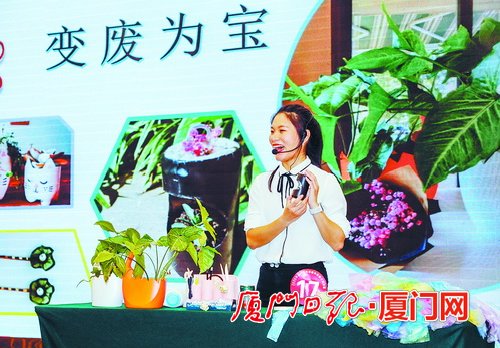 比讲解拼服务考应变导游秀出十八般武艺