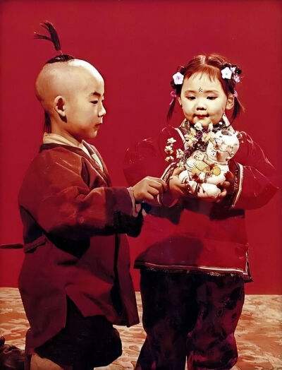 巧姐和板儿争抢东西,巧姐跟板儿换礼物