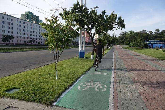 朝鲜人骑的自行车坏了，怎么修？