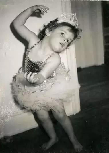 都是鹰钩鼻大美女，都爱过同一些男人，她俩的路怎么就不一样呢？