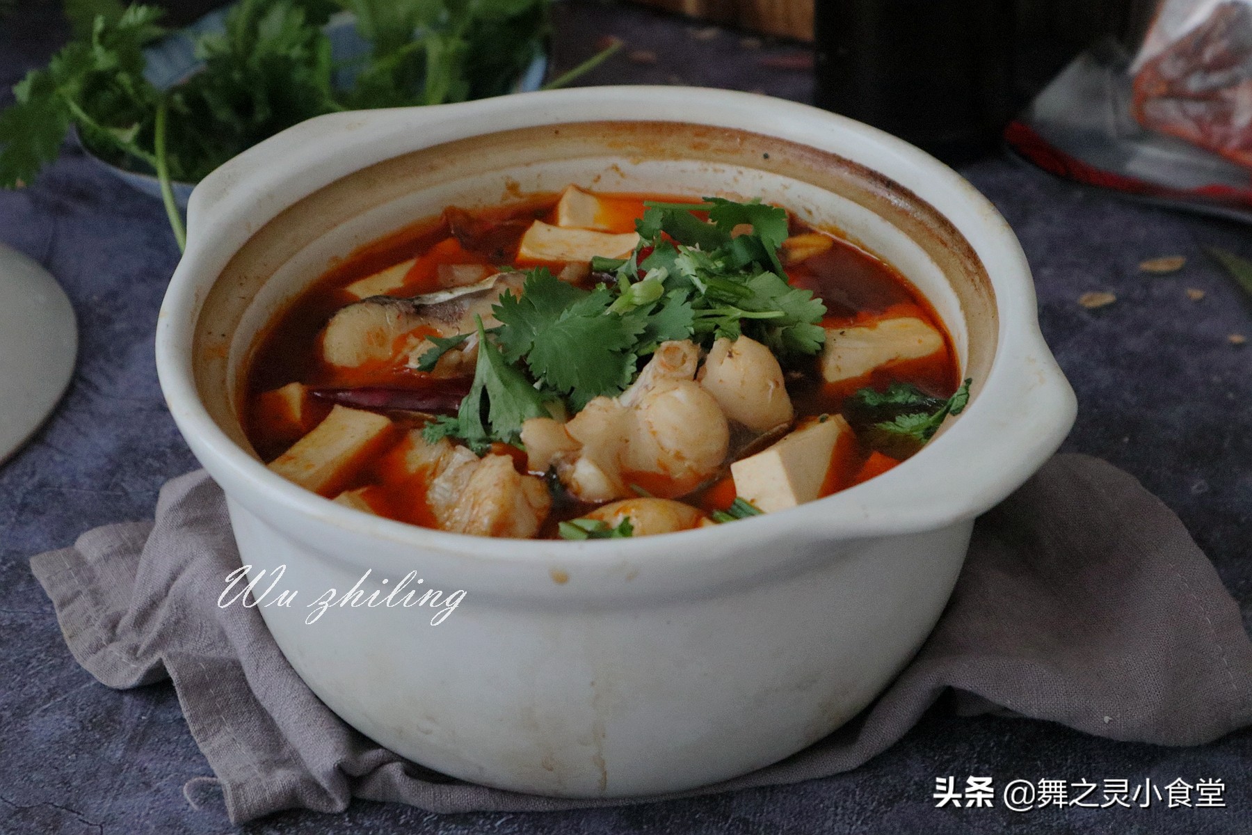 草鱼和豆腐及洋葱怎么煮好吃,清炖草鱼汤豆腐怎么炖好吃又简单