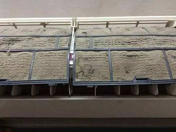 空调里边很脏怎么洗,空调脏了怎么吹出来