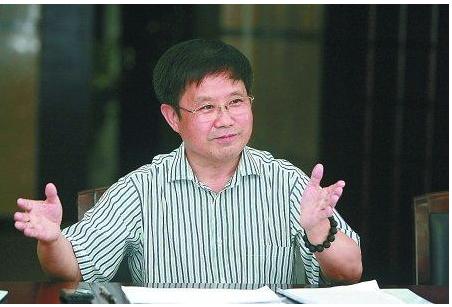 从乡村崛起的首富,从普通教师到中国首富