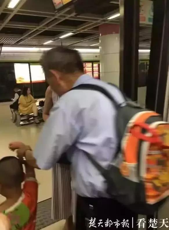 小孩在公交车上尿尿被指责,孩子地铁车厢小便
