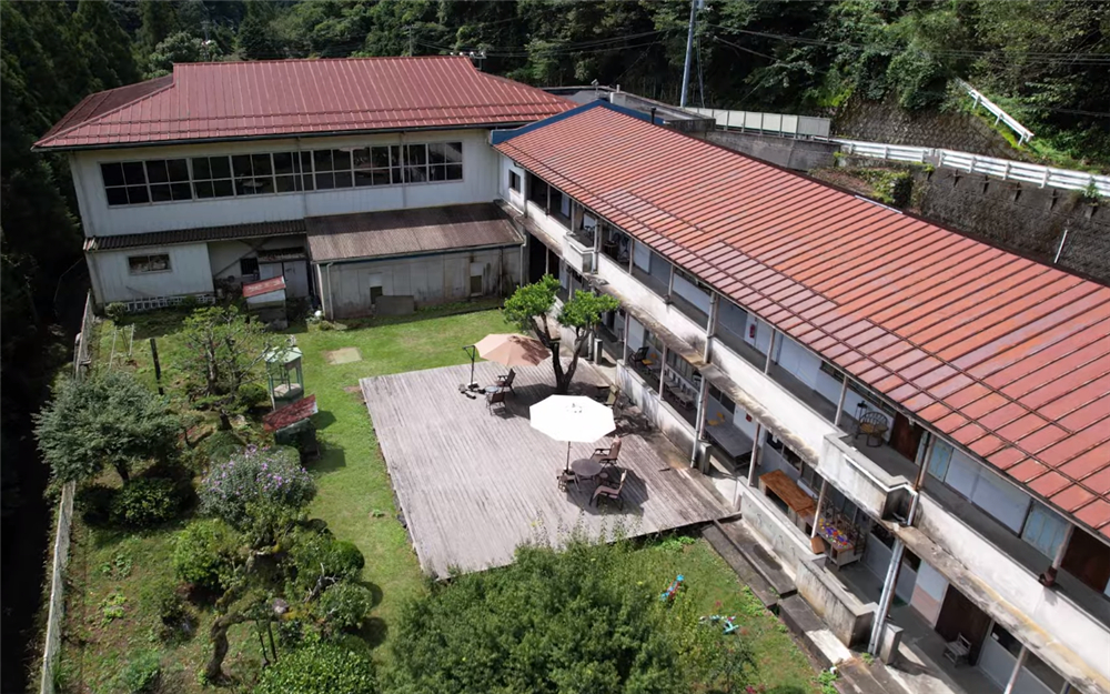 80后小伙回荒废10年农村大学,80后小伙回荒废十年的农村大学