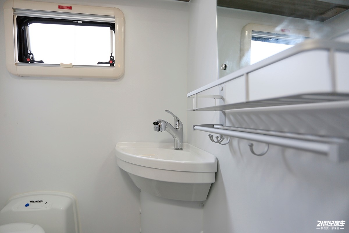 性价比入门房车,新飞国六平头轻卡房车