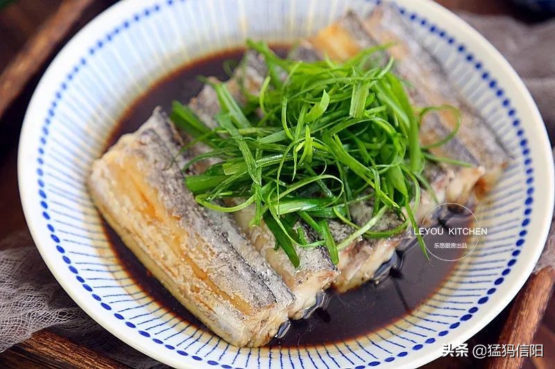 干炸蒸带鱼最正宗的做法,这才是炸带鱼的正确做法口感外酥
