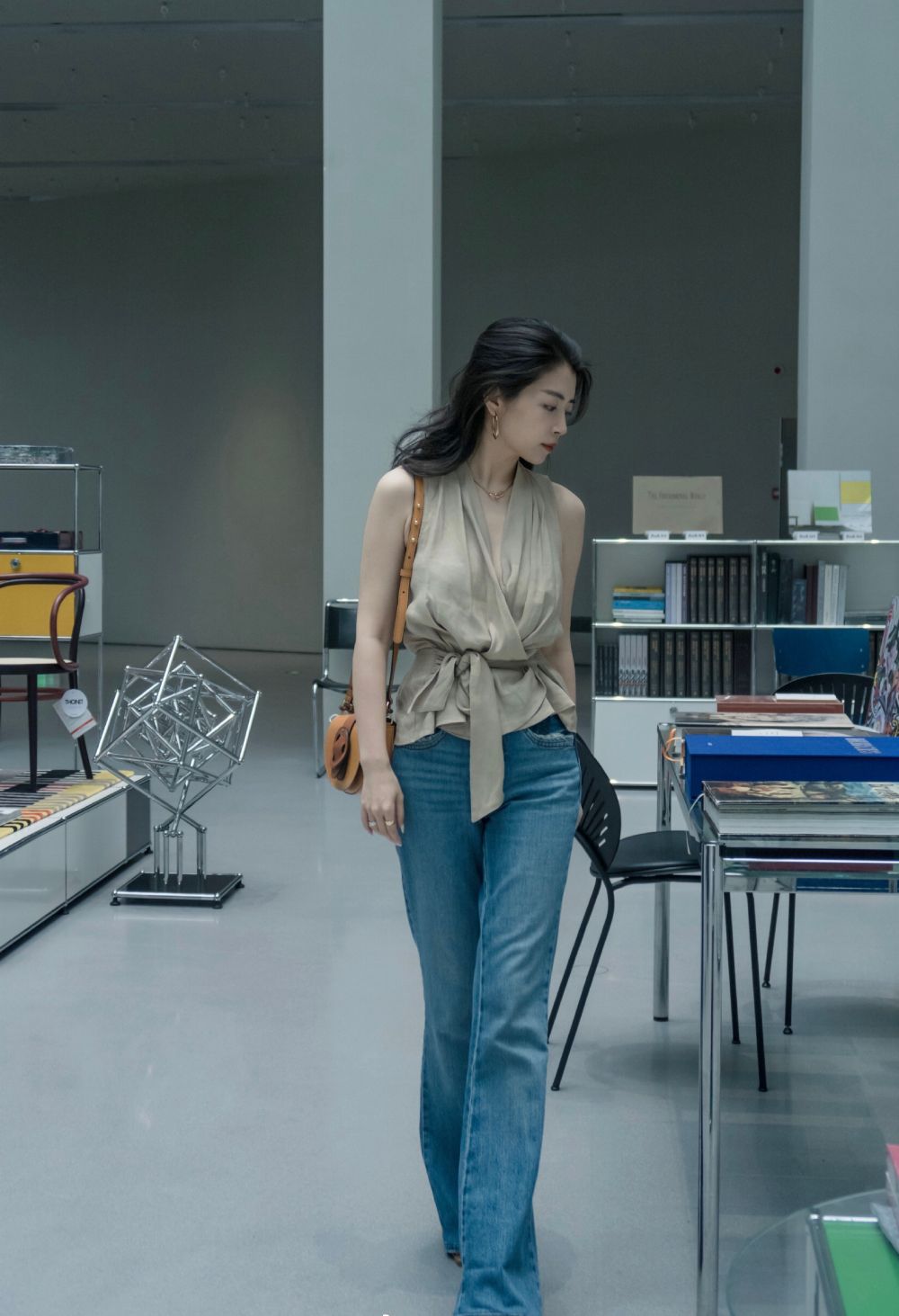 高腰雪纺衫搭配阔腿裤,缎面条纹雪纺衫这样穿时尚洋气