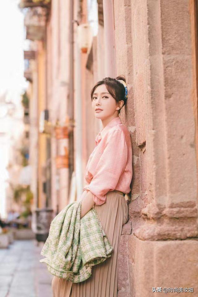 秦岚穿搭花少衬衫牛仔裤,秦岚闪耀的她穿搭棕色衬衫