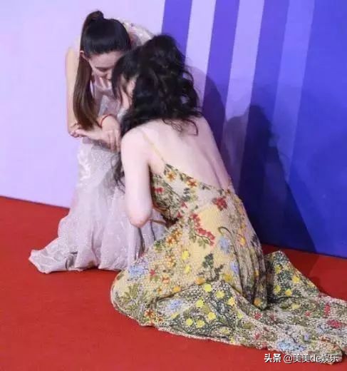 一个真摔全网心疼，另一个靠假摔捂胸博头条？落差真大