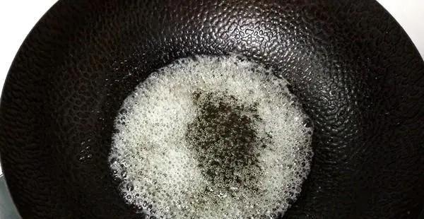 鱼刺咽下去喉咙难受怎么办,鱼刺卡喉别用喝醋吞饭等土方法