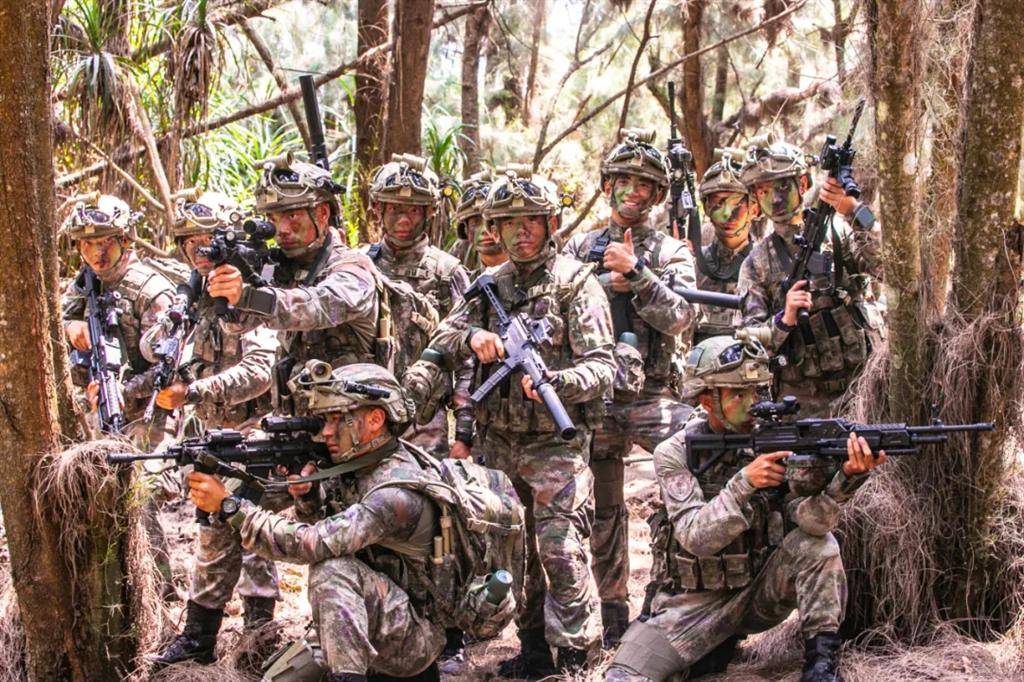 解放军新型迷彩单兵装备,从头到脚全副武装