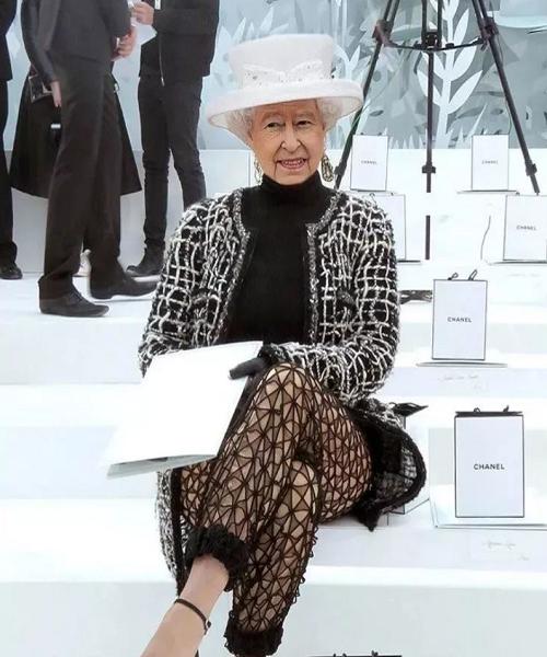 英国女王穿什么衣服最好看,英国女王的衣服为啥都是五颜六色