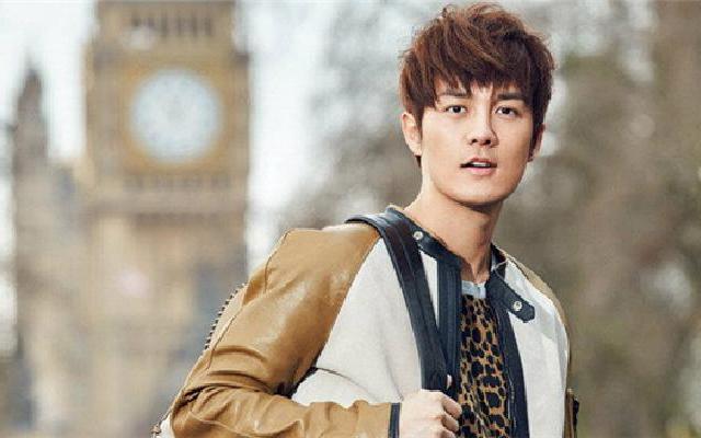 窦骁何超莲现身赌王告别式帅照,赌王何超莲窦骁赌王告别仪式