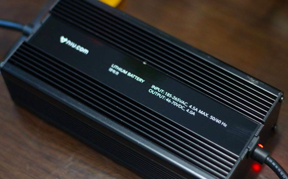 电动车充电器正常指示灯怎样显示,充电器指示灯怎样看电瓶充满