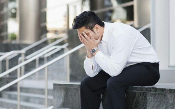 我妈跟我借五千块给爸治病，我让她写欠条，拿过欠条一看，我傻了