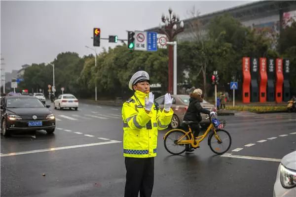 “30多年前，我也有个明星梦！”这位帅大叔自创“五部曲”指挥交通，晋升网红“口哨哥”！