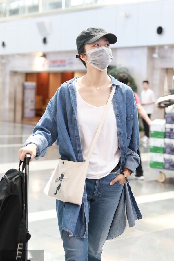 汤唯简单随性穿搭穿出满满大牌感,汤唯穿黑西装外套尽显气质