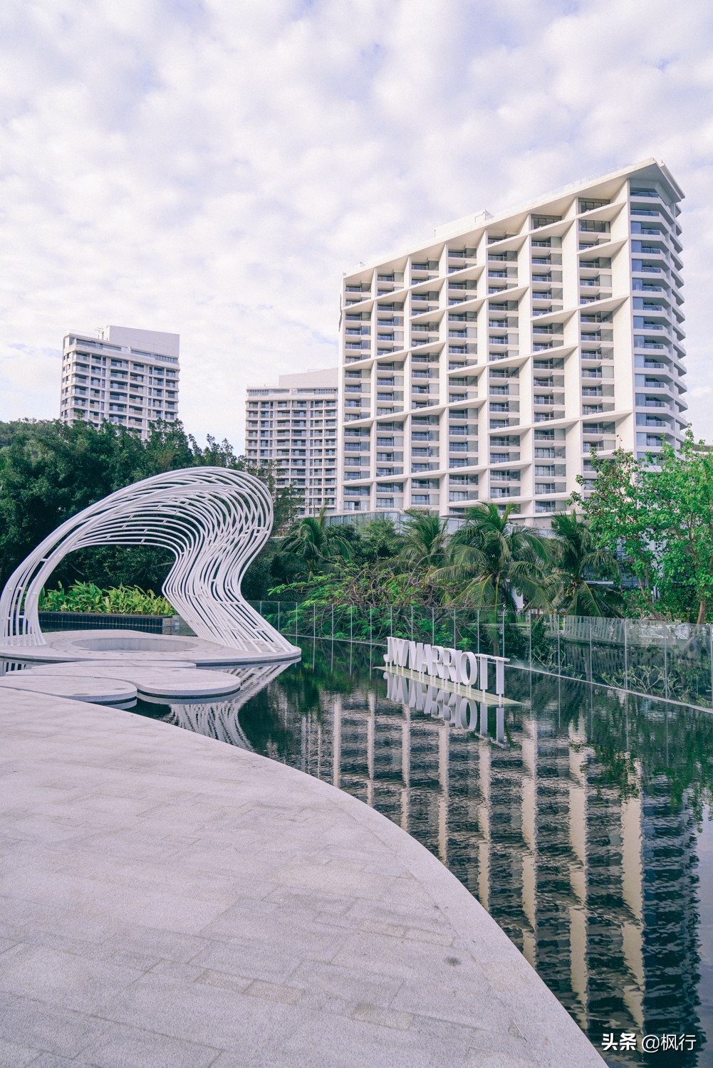 被猴子袭击，门票昂贵，拍照被轰，被我全程吐槽的三亚到底值不值