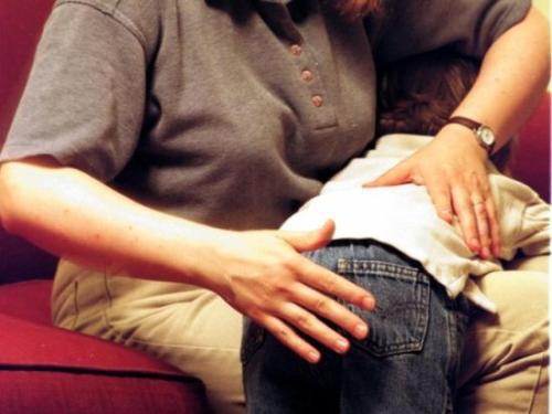 8岁的孩子被爸爸打,8岁男孩被父亲打了妈妈怎么安慰