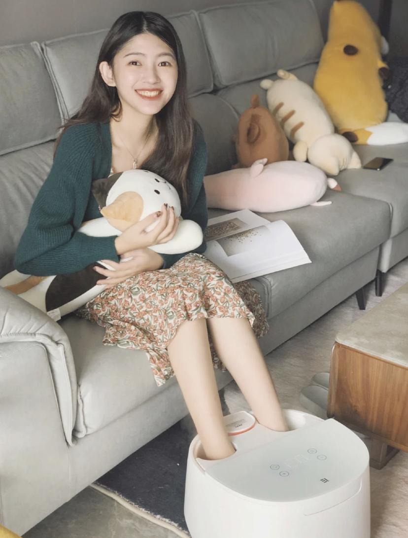 手脚冰凉的女生会宫寒吗,女孩子手脚冰凉是宫寒还是体寒