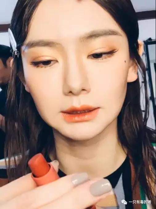 到底是什么神仙眼影盘，能让戚薇用到铁皮