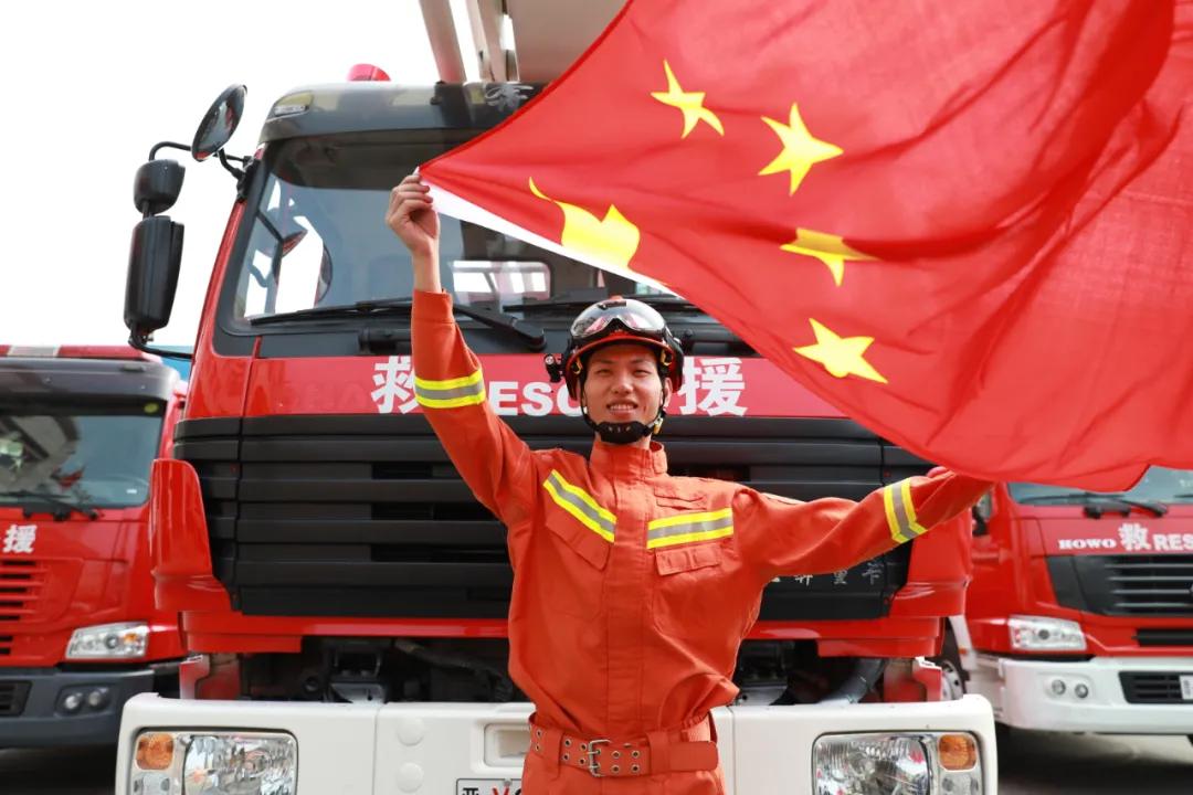 我和国旗合个影一镜到底视频,我和国旗合个影公安