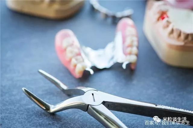 牙上有黑黑的东西，又丑又臭，给你2个解决方法