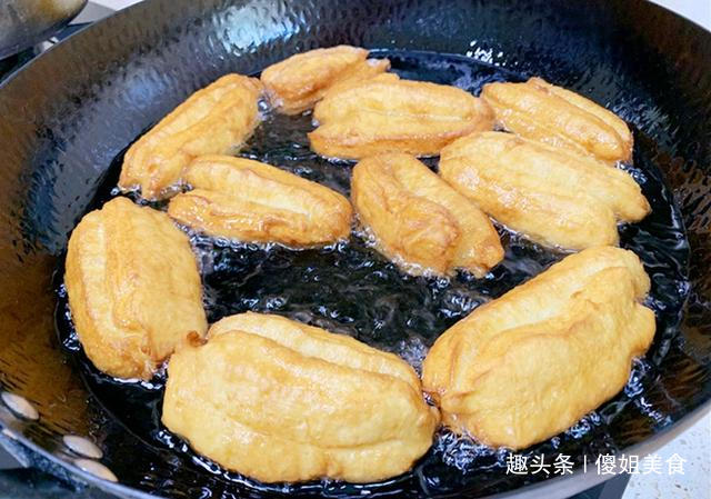 炸油条和面时可以加白糖和鸡蛋吗,面粉炸油条的做法家庭版