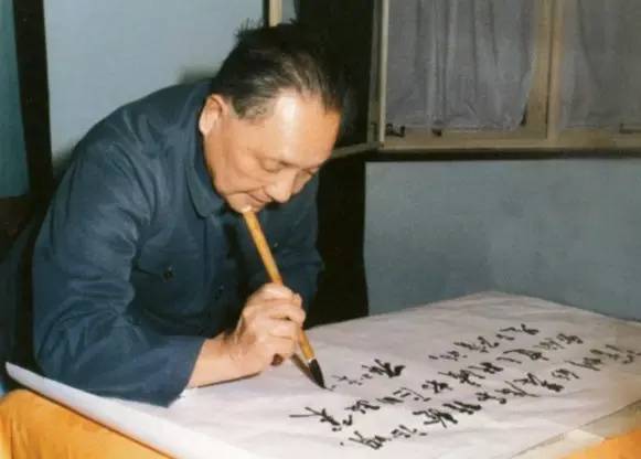 小平同志晚年，指着电视中的自己问这是谁？未见香港回归终成遗憾