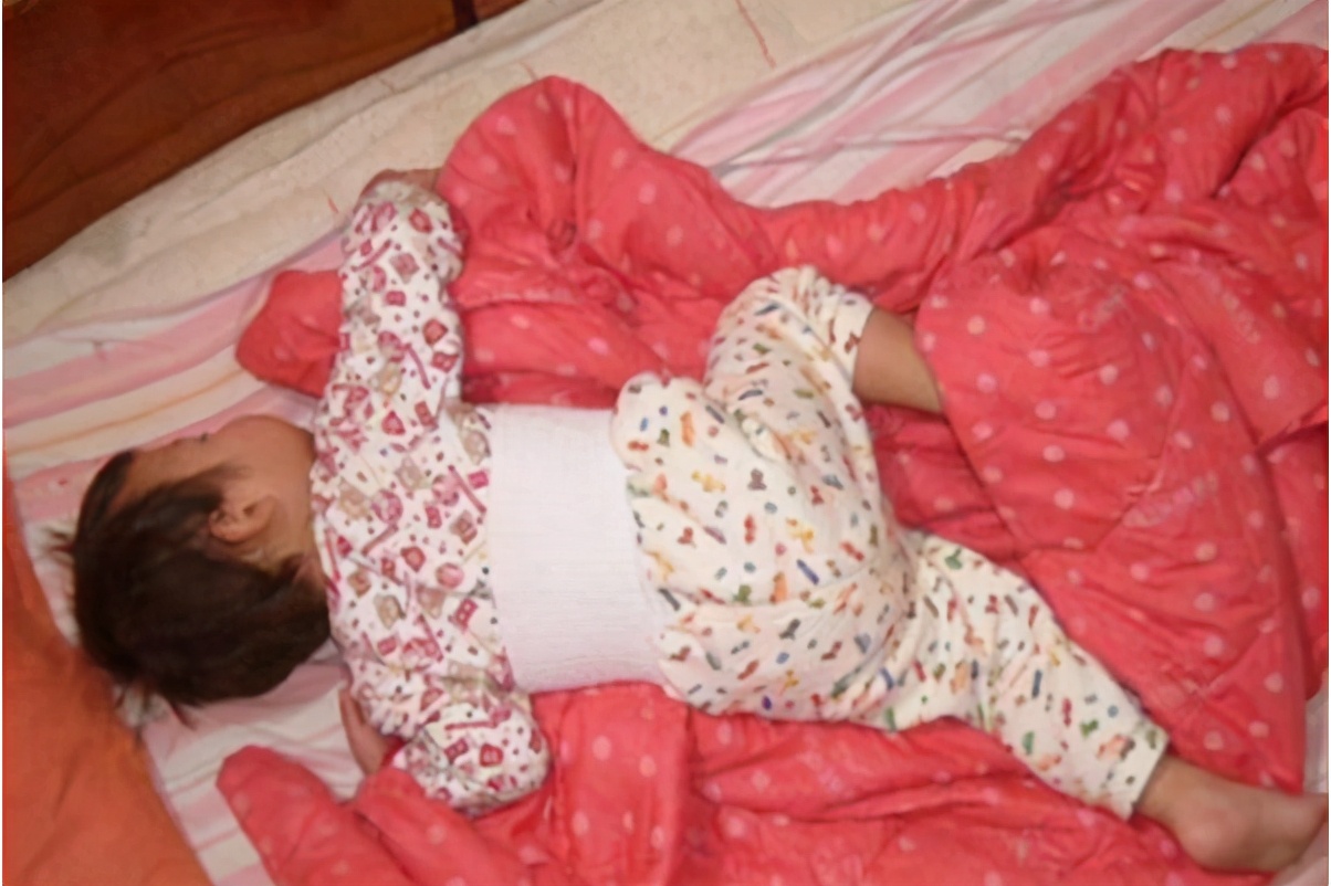 宝宝晚上睡觉蹬被子怎样解决,宝宝睡觉频繁蹬被子