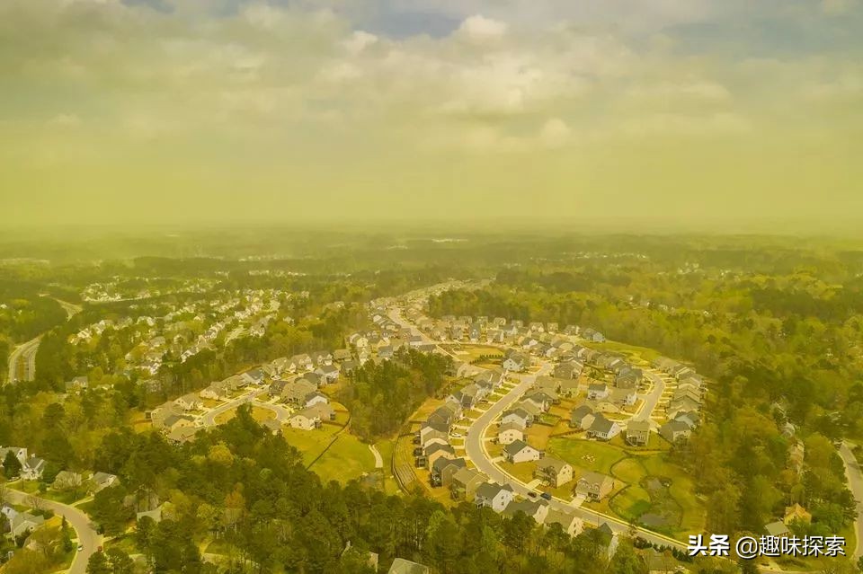 美国大片地区被雾霾笼罩,美国南达科他州出现罕见绿色天空