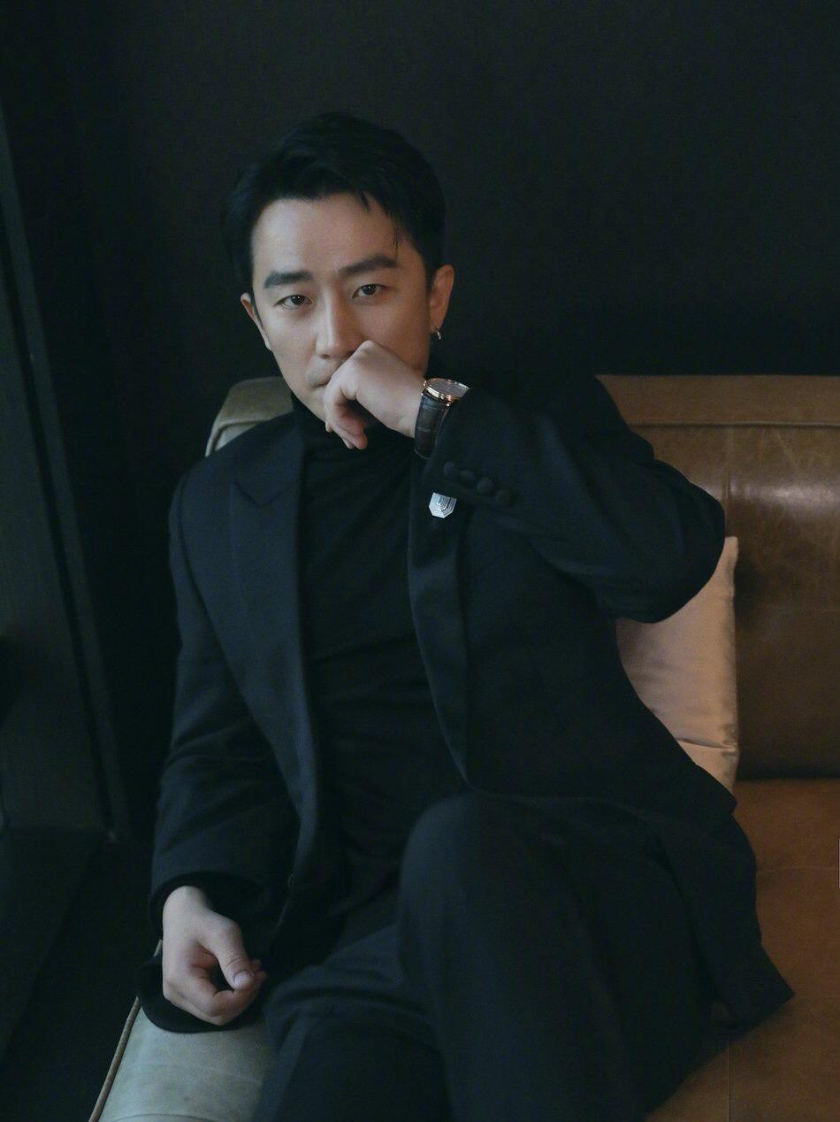 看过黄轩的西装造型，才知道什么是“霸总本霸”，禁欲又绅士