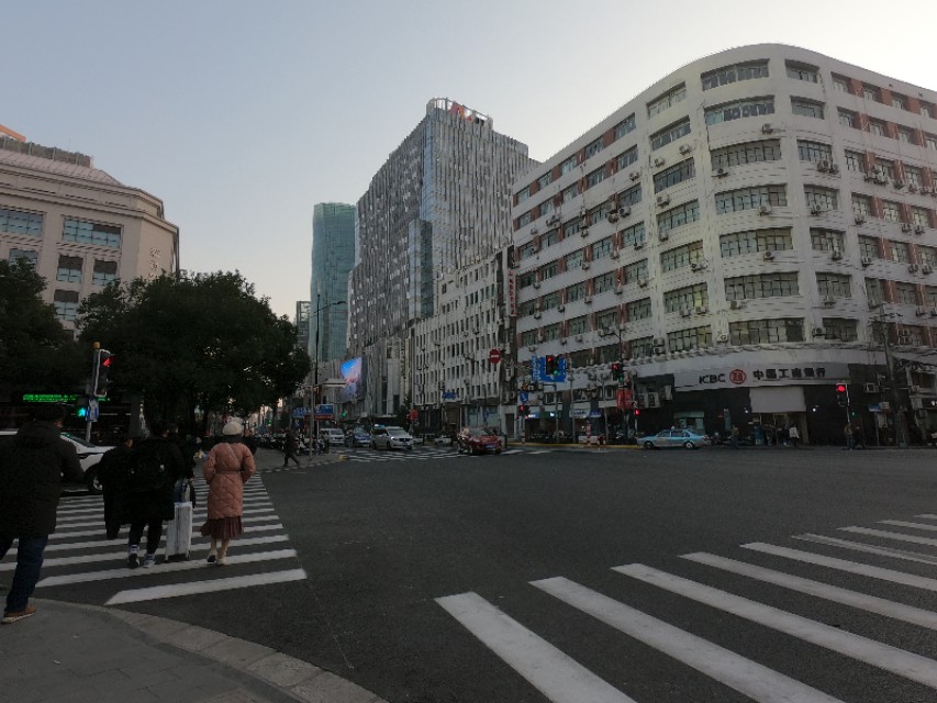 实拍上海干净的街道市容，不愧是一线城市，和你心中的魔都一样吗